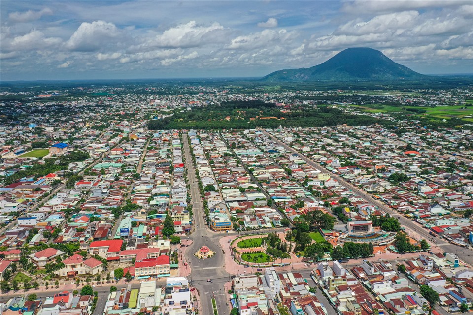 Bay Flycam quay video đẹp Tây Ninh giá rẻ chất lượng trình diễn drone (1)